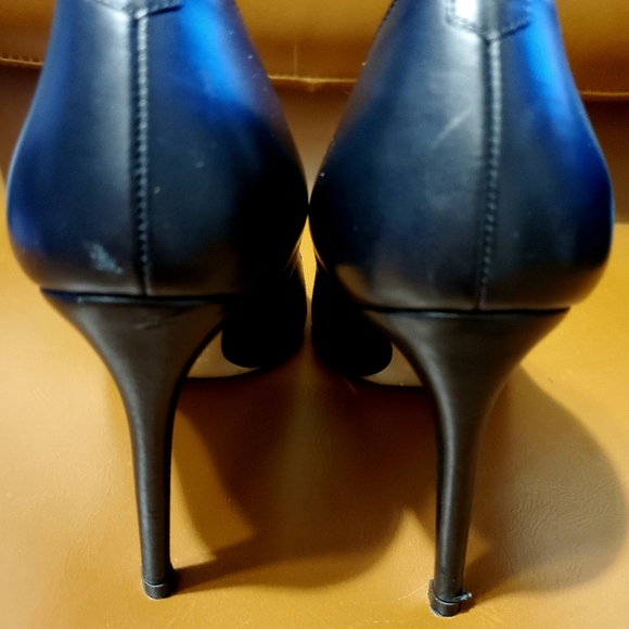 Valentino Garavani Rockstud Black Leather Pumps - Picture 4 of 13